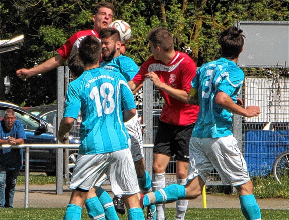 Phönix Lomersheim (in blau) bietet den Gästen aus Rutesheim nur eine Halbzeit lang die Stirn.