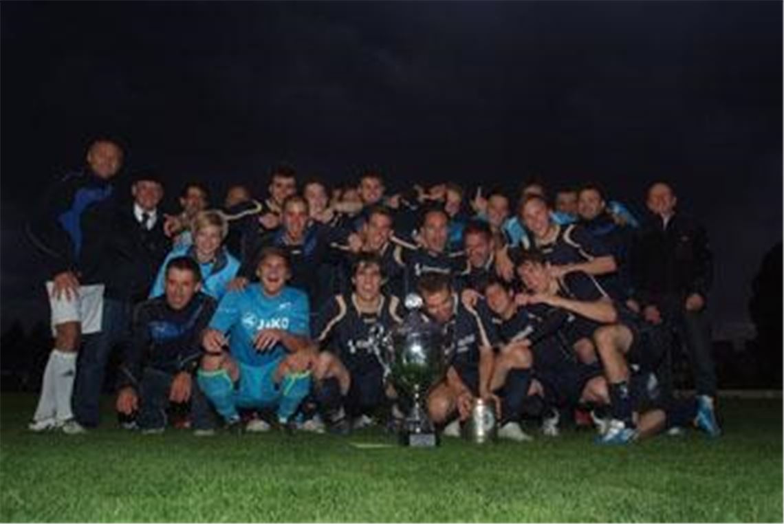 Phönix Lomersheim jubelt: der Fußball-Stadtpokal steht für ein weiteres Jahr im Vereinsheim am Wässerle Foto: Fotomoment