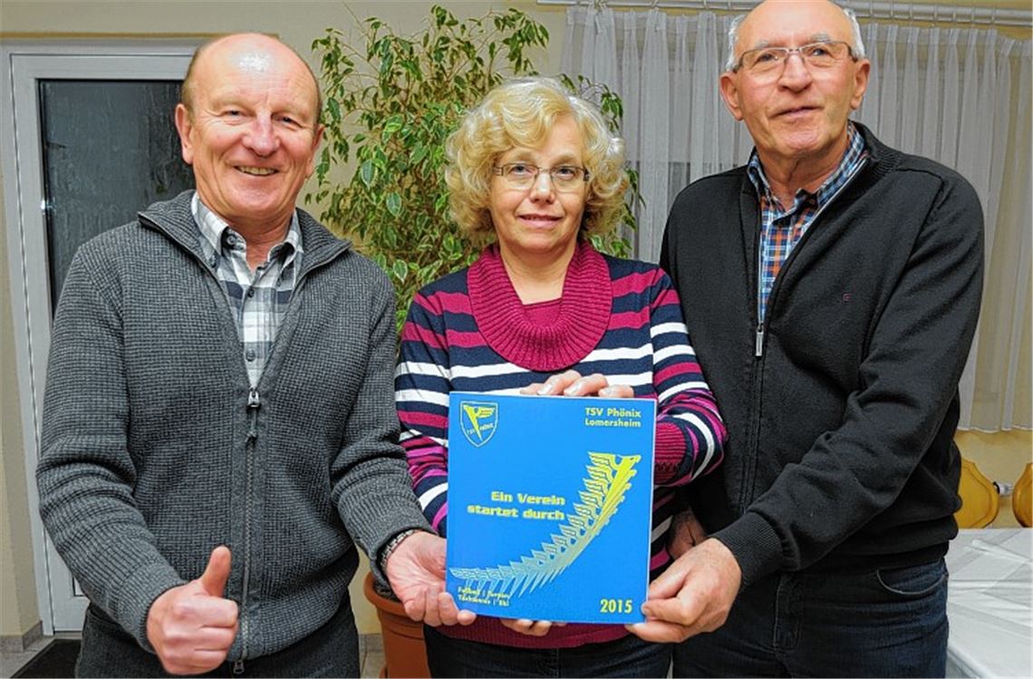 Phönix Lomersheim stellt sein Jahrbuch 2015 vor: Vorstandsmitglied Ulrich Rümmelin, Schriftführerin Ingrid Guhl und der Fördervereins-Vorsitzende Klaus Lipps (v. li.) halten ein druckfrisches Exemplar. Es ist die 21. Ausgabe.