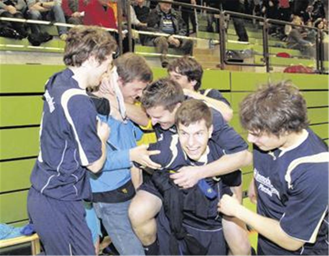 Phönix aus dem Häuschen: Die Lomersheimer feiern die erfolgreiche Titelverteidigung ausgelassen. Foto: Tilo Keller