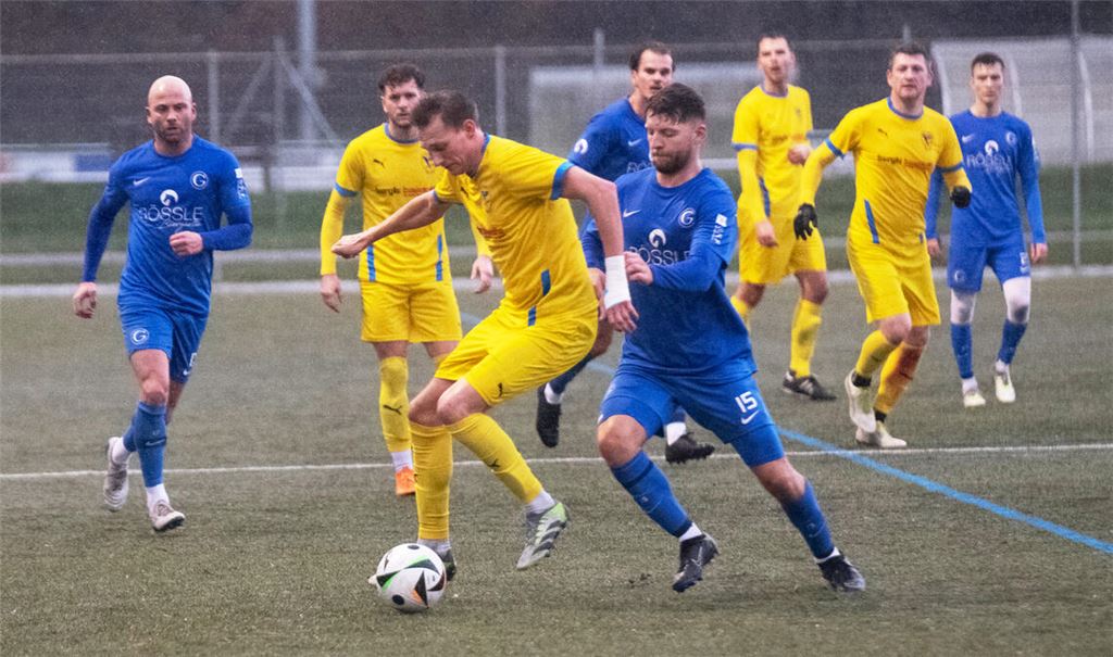 Phönix (gelbe Trikots) spielt zunächst gut, aber die Gäste drehen die Partie. Foto: Fotomoment