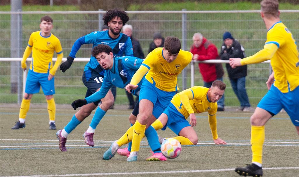 Phönix (in Gelb) beweist gegen den FSV 08 Bietigheim-Bissingen II Moral. Foto: Fotomoment