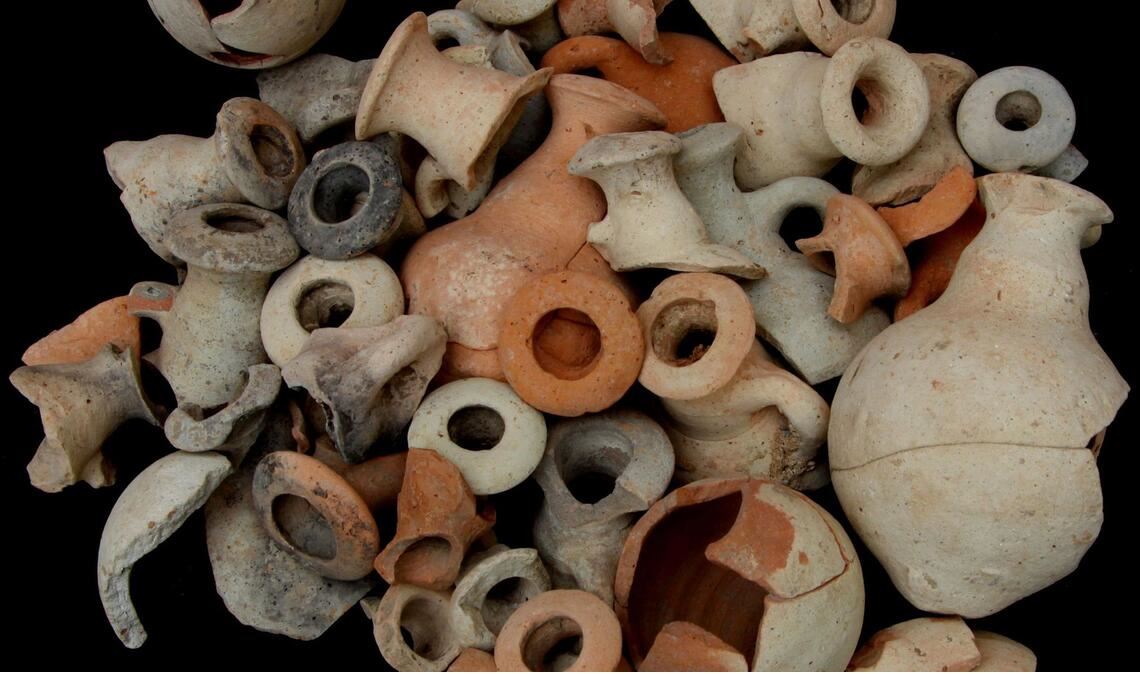 Phönizische Ölflaschen, gefunden in Mozia, Gebiet V. Datierung 750/740–550/530 v. Chr.. 