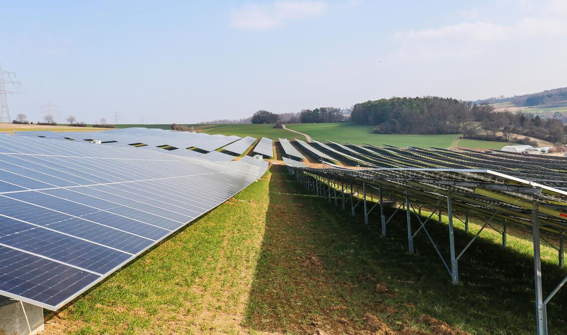 Photovoltaikanlagen wie der Solarpark Ortental zwischen Serres und Iptingen sind ein wichtiger Baustein für den Klimaschutz. Beim Ausbau der Erneuerbaren Energien liegt der Enzkreis landesweit allerdings nur auf Platz 28 von 44 Stadt- und Landkreisen. Foto: Wewoda