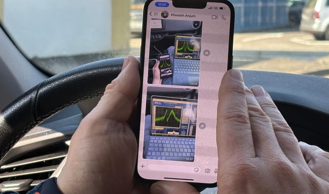 Physiker Ulmer prüft während der Fahrt live, ob die Antiprotonen noch an Ort und Stelle sind.