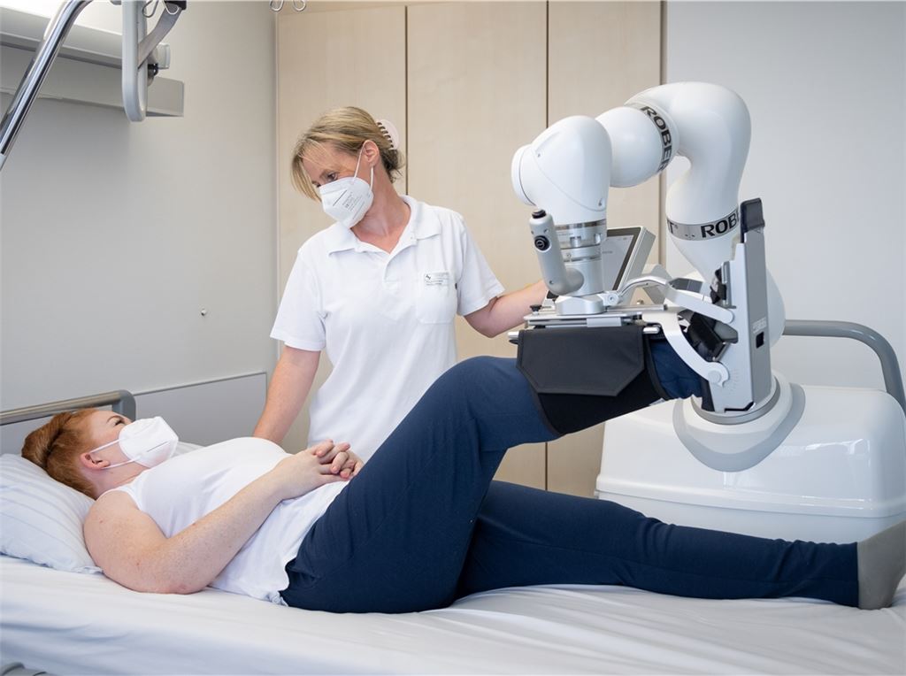 Physiotherapeutin Melanie kümmert sich mit Unterstützung des Roboter-Kollegen „Robert“ um eine Patientin. Foto: RKH Enzkreis-Kliniken/Stollberg