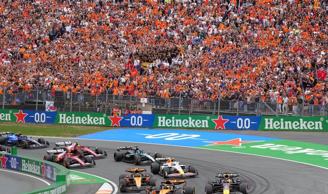 Piastri-Triumph in Zandvoorts Dünen vor Verstappen Piastri behält am Start die Spitzenposition.