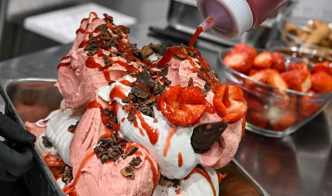 Pinocchio ist eine Melange aus Milcheis und Erdbeersorbet.