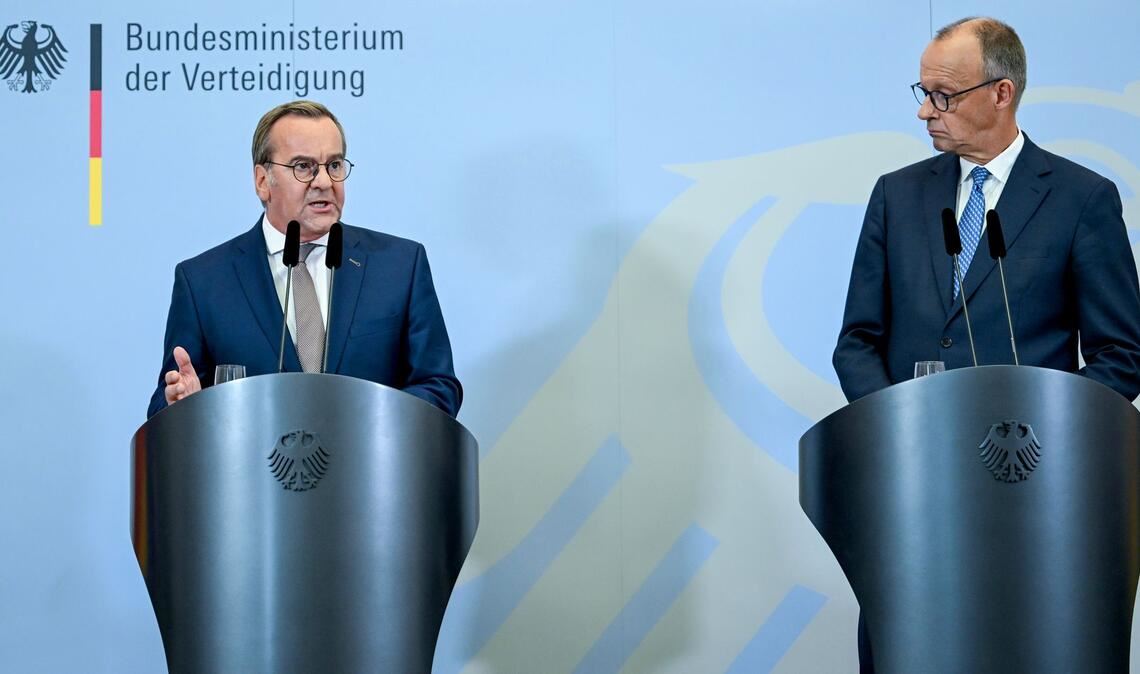 Pistorius und Merz bei ihrer Pressekonferenz nach der Kabinettssitzung im Bendlerblock.
