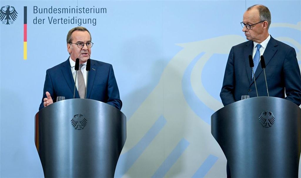 Pistorius und Merz bei ihrer Pressekonferenz nach der Kabinettssitzung im Bendlerblock.