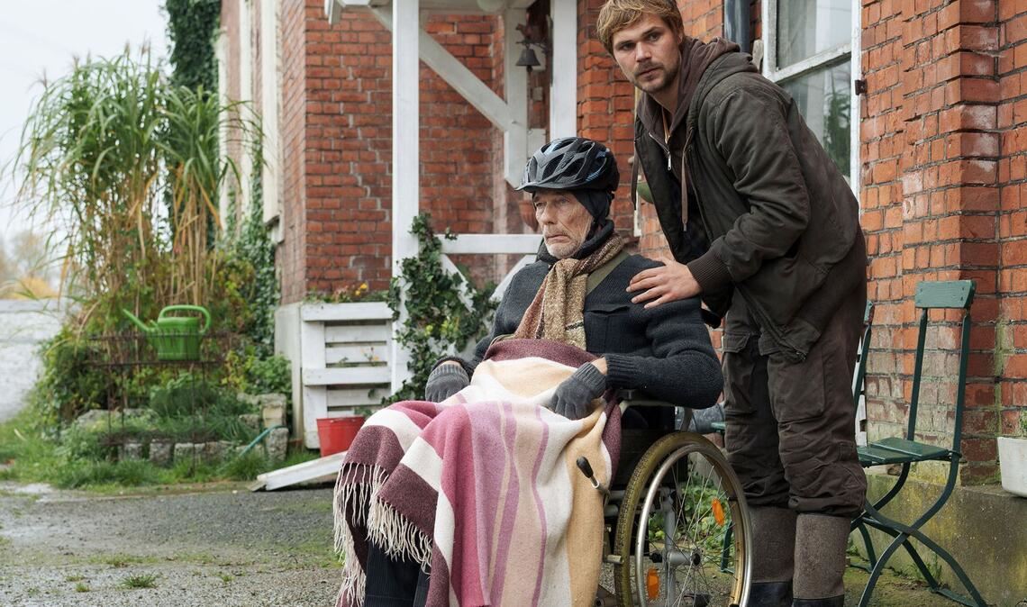 Pit Feldhusen (Josef Volmer, l.) ist schwer krank; Sohn Sven (Henning Flüsloh, r.) hat nun die Verantwortung für den Familienhof.