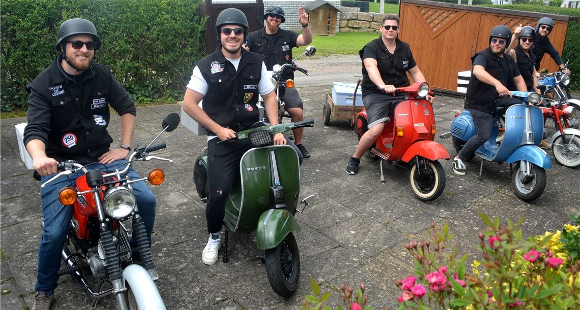 Pizzaboten mit Stil und maximal 50 Kubikmetern Hubraum: Beim diesjährigen Mini-Straßenfest in Wiernsheim fahren die Mitglieder des MC Halbes Hähnchen – ganz entgegen ihres Namens – frisch gebackene und belegte Teigfladen aus. Foto: Stahlfeld