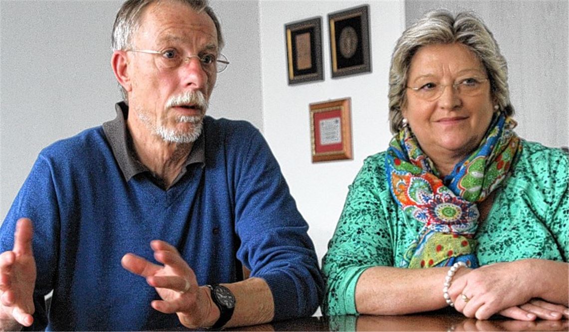 Plädieren für einen normaleren Umgang mit dem Tod: Vereinsvorsitzender Dr. Johannes Bastian (li.) und Einsatzleiterin Hannelore Stegmaier vom Ambulanten Hospizdienst Östlicher Enzkreis.