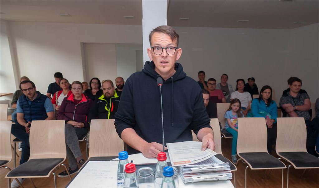 Plädoyer für den Erhalt der Schule: Der Elternbeiratsvorsitzende Kevin Hoffmann präsentiert in der Sitzung des Ortschaftsrats die Listen mit fast 800 Unterschriften. Foto: Fotomoment