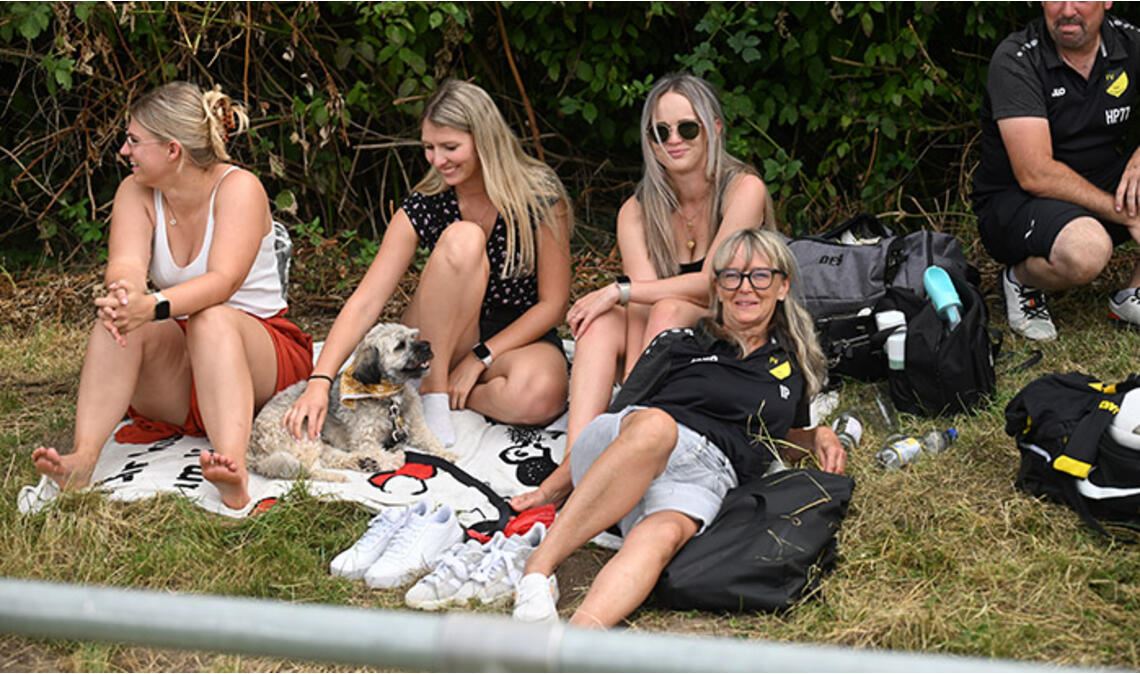Plätze im Schatten sind am Samstag begehrt.