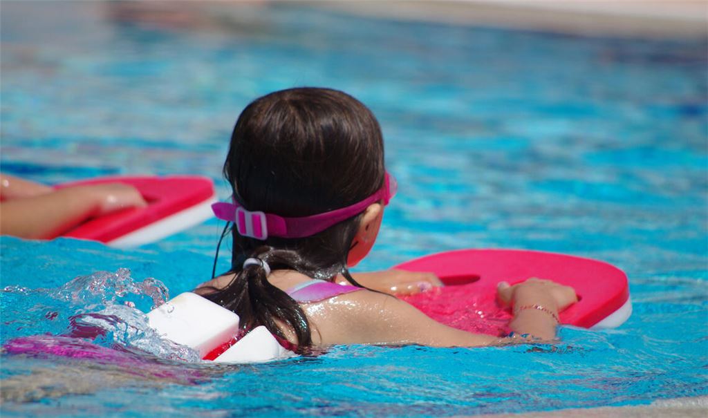 Plätze in Schwimmkursen sind nach wie vor rar. Symbolfoto: minicel73 - stock.adobe.com