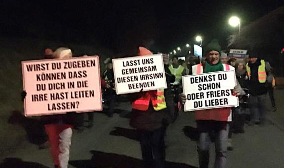 Knittlinger Bürgermeister: „Das müssen wir aushalten“ Plakate des Protestzugs, der sich am vergangenen Freitag seinen Weg durch Freudenstein-Hohenklingen bahnte. Foto: privat
