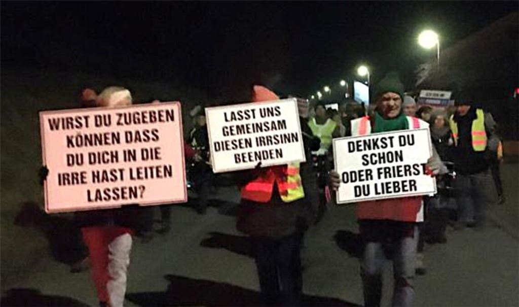 Plakate des Protestzugs, der sich am vergangenen Freitag seinen Weg durch Freudenstein-Hohenklingen bahnte. Foto: privat