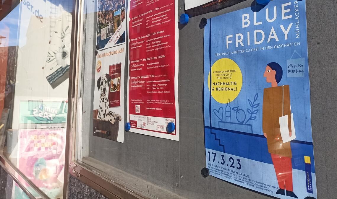 Plakate in der City weisen auf den besonderen Einkaufsabend hin. Foto: Deeg