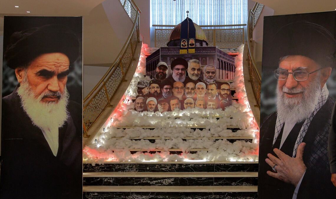 Plakate iranischer Führer als Solidaritätsbekundung. Sollte Israel die iranische Botschaft in Beirut angreifen, droht dieser damit, israelische Botschaften weltweit anzugreifen (Symbolfoto).