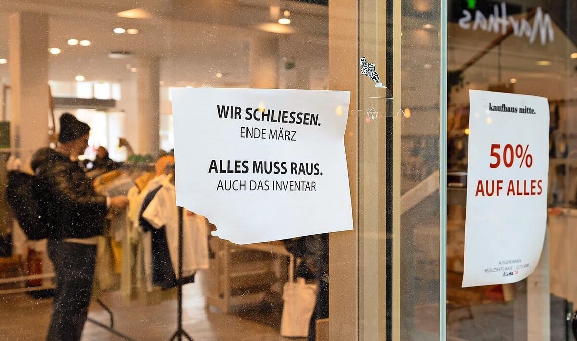 Plakate weisen auf den Ausverkauf im Kaufhaus Mitte