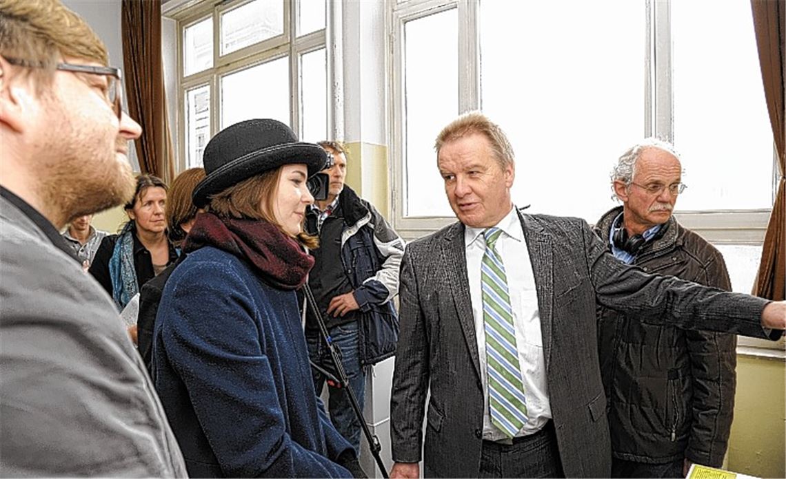 Plakativ, anschaulich, konstruktiv oder provokant: Studenten – hier Victoria Jarmer (2. v. li.) – im Gespräch mit dem baden-württembergischen Umweltminister Franz Untersteller (re.). Links im Bild: Professor Michael Throm, Dekan der Fakultät für Gestaltung.Foto: privat