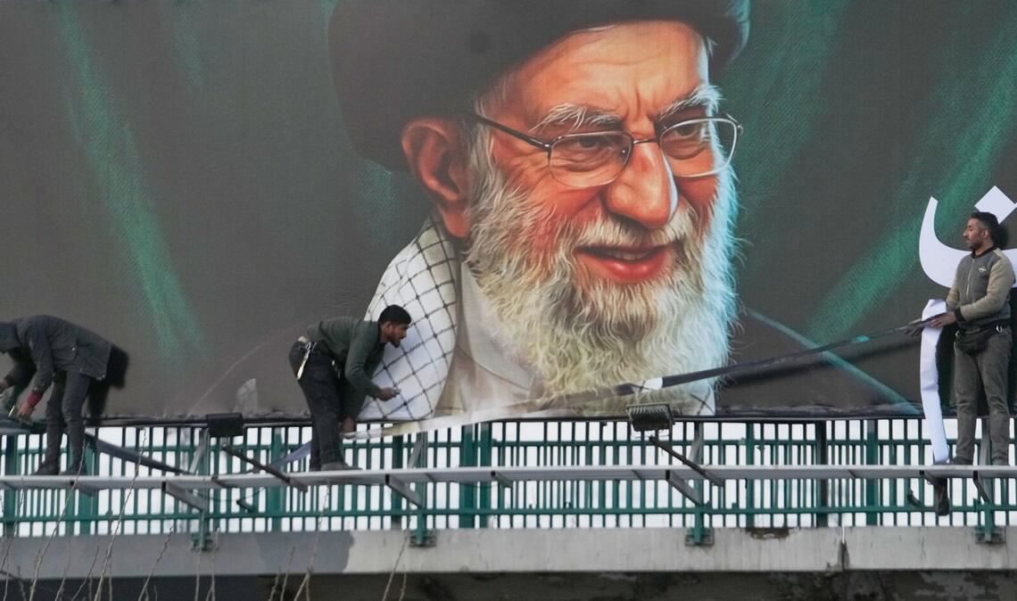 Plakatwand mit dem Porträt des von Israel getöteten iranischen Obersten Führers Chamenei.