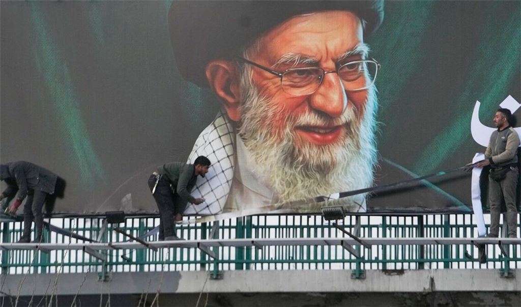 Plakatwand mit dem Porträt des von Israel getöteten iranischen Obersten Führers Chamenei.