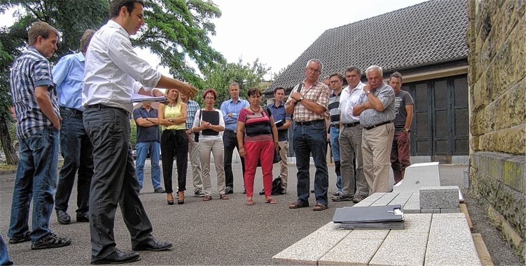 Planer Markus Lämmle präsentiert auf dem Gelände des Busbahnhofs verschiedene Pflastersteine zur Auswahl. Der gelbliche Kandidat „Ludwigsburg“ vorn findet keine Mehrheit.