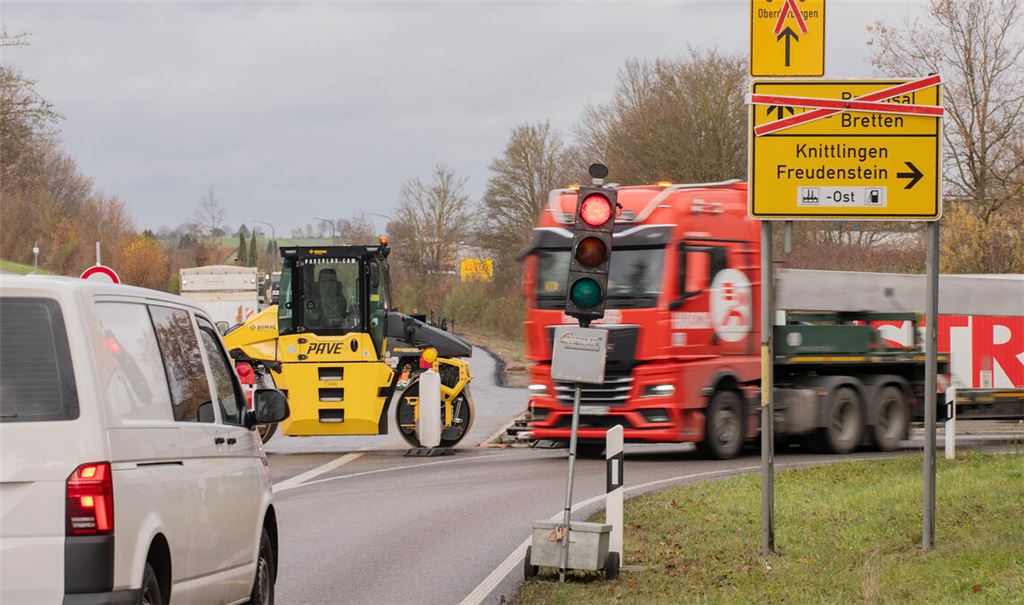 Planmäßig bis Anfang Dezember soll auf der B35 gebaut und der Verkehr deshalb durch Knittlingen umgeleitet werden. Fotos: Fotomoment