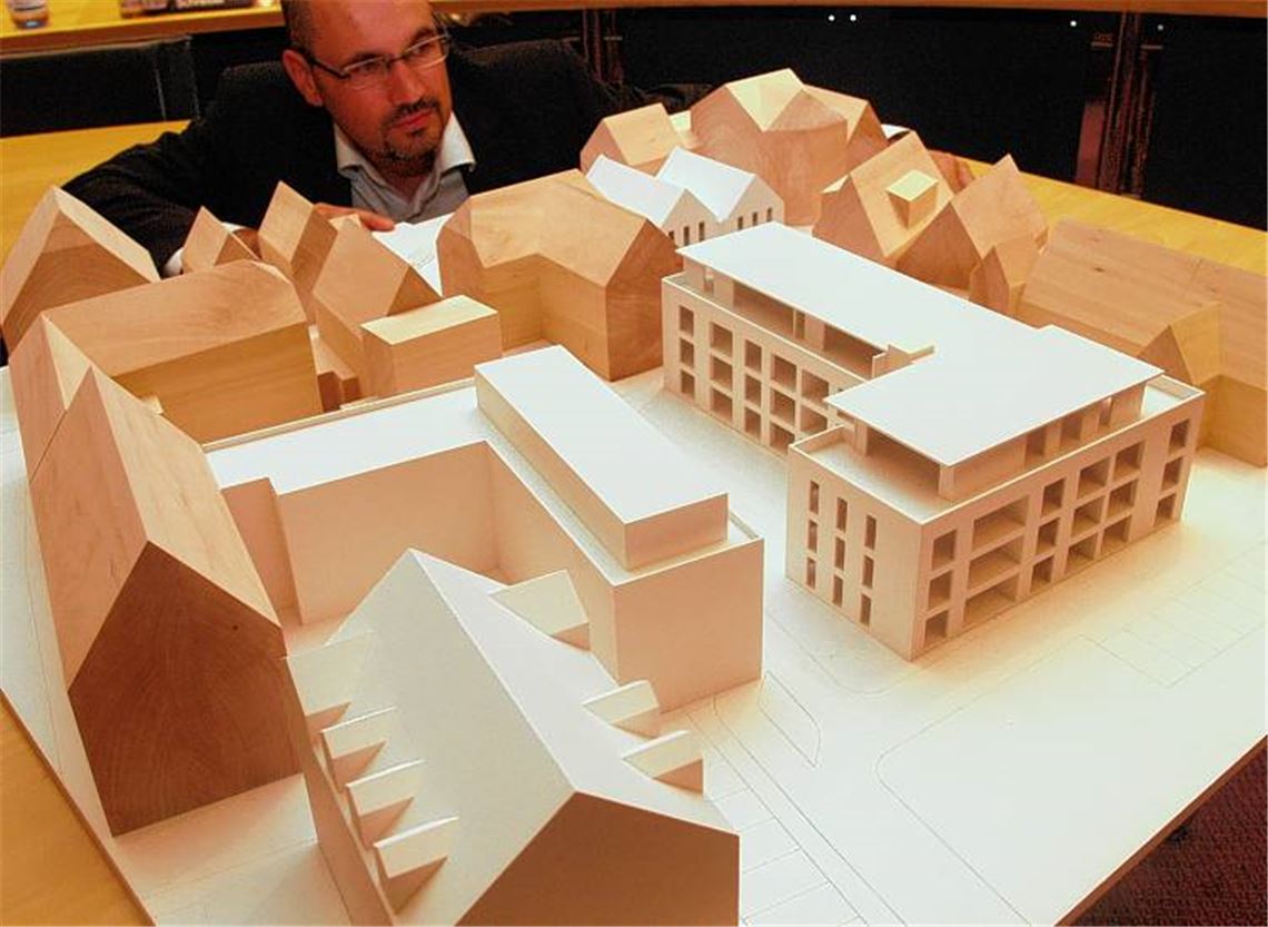 Planungsamtsleiter Armin Dauner mit einem Sanierungsmodell. Links die geplanten Wohnungen an der Brunnengasse, rechts die altengerechten Quartiere hinter der früheren Gaststätte „Kanne“, die abgebrochen werden soll. Doch erst mal will das Denkmalamt hier graben. 