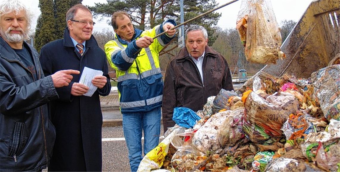 Plastik darf da nicht rein: Reinhard Schmelzer (v.li.), Karl-Heinz Zeller, Carsten Fischer und Ewald Buck appellieren an die Bürger im Kreis, ihren Biomüll sachgemäß zu entsorgen. Die achtlose Befüllung der braunen Tonne könnte sich in finanzieller Hinsicht als Bumerang erweisen. 