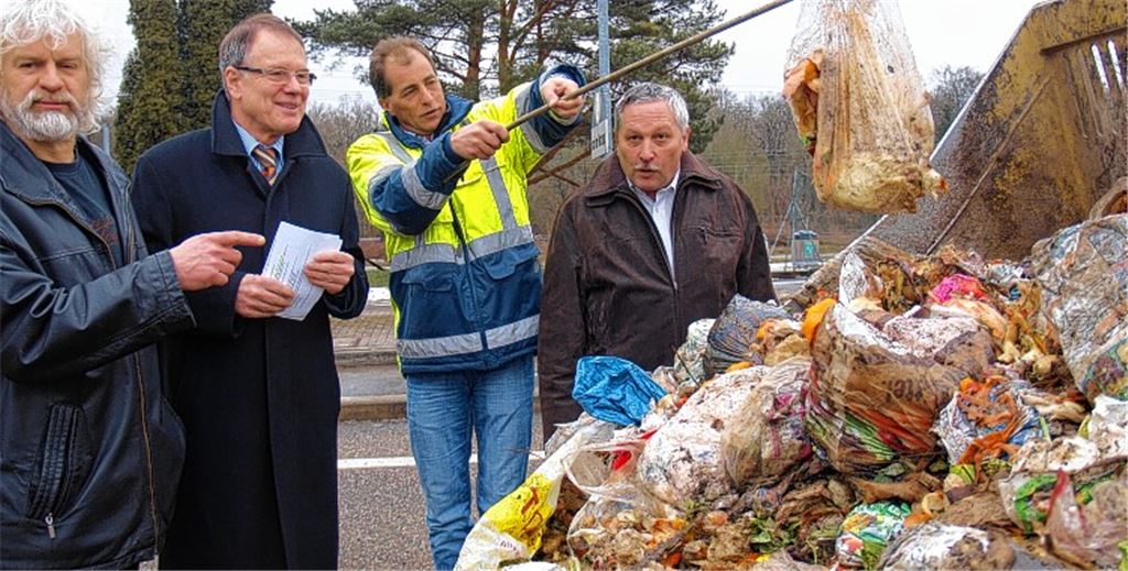 Plastik darf da nicht rein: Reinhard Schmelzer (v.li.), Karl-Heinz Zeller, Carsten Fischer und Ewald Buck appellieren an die Bürger im Kreis, ihren Biomüll sachgemäß zu entsorgen. Die achtlose Befüllung der braunen Tonne könnte sich in finanzieller Hinsicht als Bumerang erweisen. 