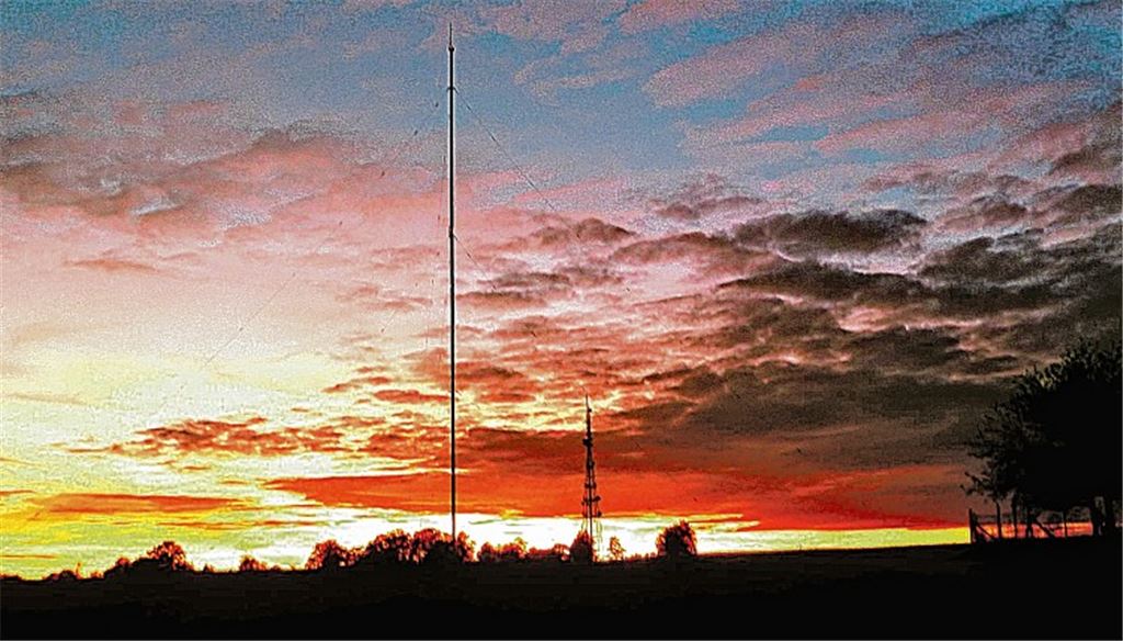 Platz 1: Götterdämmerung über der langen Nadel des Senders oder ein Hoffnungsschimmer am Horizont? Das Motiv von Christian Hauska ist auf jeden Fall Favorit der Leser bei der Wahl zum Foto des Jahres.