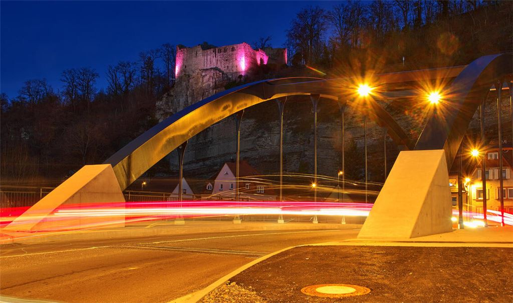Platz 1: Oben strahlt die Burgruine, unten im Tal die neue Herrenwaagbrücke über die Enz. Gelungen ist das Siegerfoto Martin Haußmann aus Dürrmenz. Aufgenommen wurde es am 27. Januar 2024 zur „Blauen Stunde“ mit einer Pentax-Kamera. Einstellungen: ISO 100, Blende 16, Brennweite 28 Millimeter. Stativ, Selbstauslöser und 25 Sekunden Belichtung.
