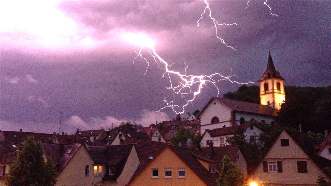 Platz eins: Atmosphärische Störungen entladen sich bei einem Sommergewitter über Enzberg. Unser Leser Steffen Wild zuckt nicht zusammen, sondern drückt im richtigen Moment auf den Auslöser.