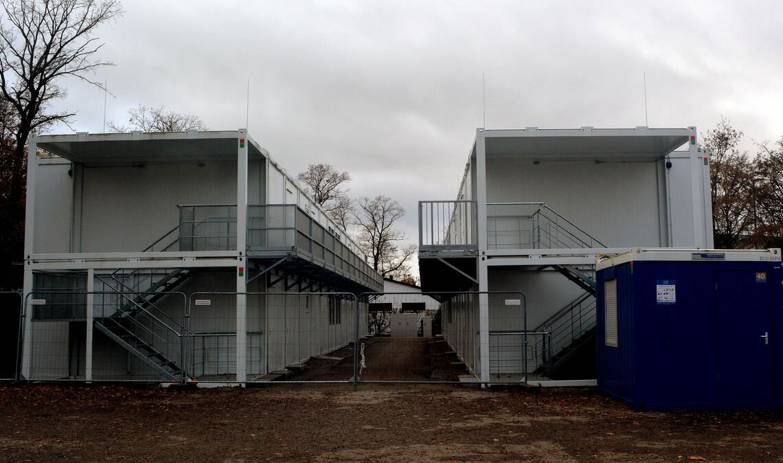 Platz für Asylsuchende: Kommende Woche könnten nach langem Leerstand die Container in der Wilhelmstraße in Illingen bezogen werden. Foto: Stahlfeld