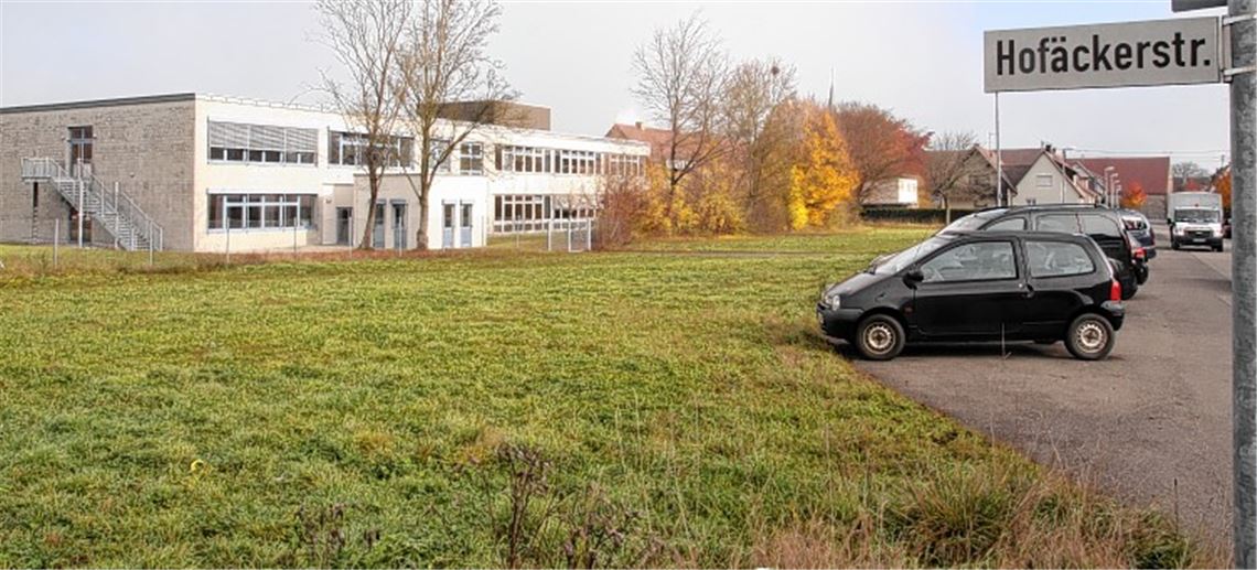 Platz für Kindergarten: Neben dem Erweiterungsbau der Schule im Bereich Hofäcker- und Banzhafstraße könnte die neue Illinger Schatzkiste gebaut werden. Foto: Goertz