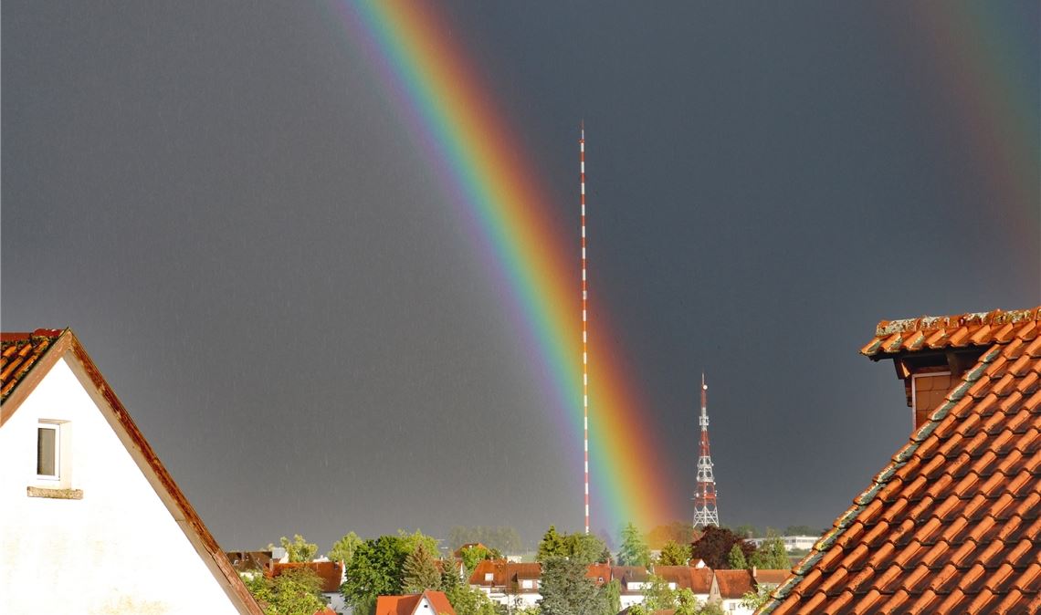 Platz zwei: Sendernadel im Naturschauspiel der Regenbogenfarben.