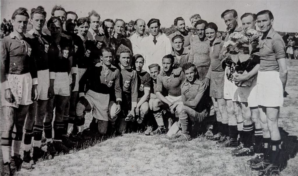 Platzeinweihung im Jahr 1948. Fotos: TSV Großglattbach