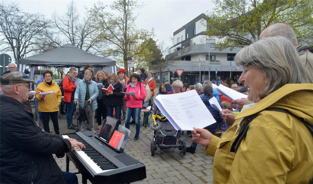 Platzkonzert in der Illinger Ortsmitte – und wer will, darf gerne mitmachen. Foto: Stahlfeld