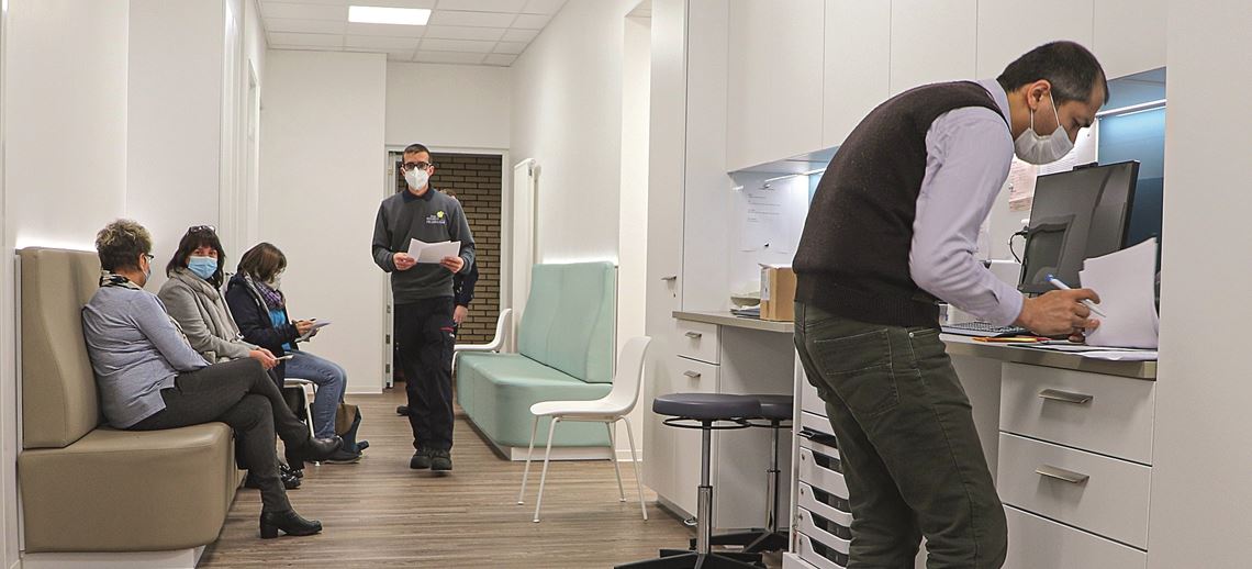 Plausch auf dem „Bänkle“: Im Wartebereich herrscht während der Impfaktion eine gelöste Stimmung.Fotos: Weimper