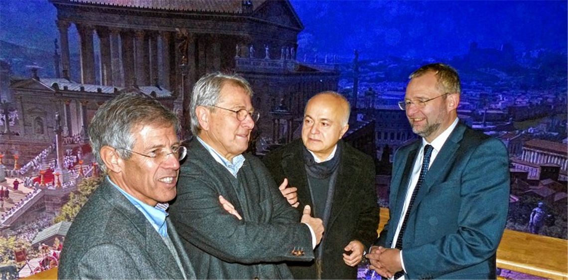 Plausch im nächtlichen Rom (v.li.): Andreas Kohm (Geschäftsführer Parkhotel), Wolfgang Scheidtweiler (Geschäftsführer Parkhotel), Künstler Yadegar Asisi und Oberbürgermeister Gert Hager.Foto: Roth