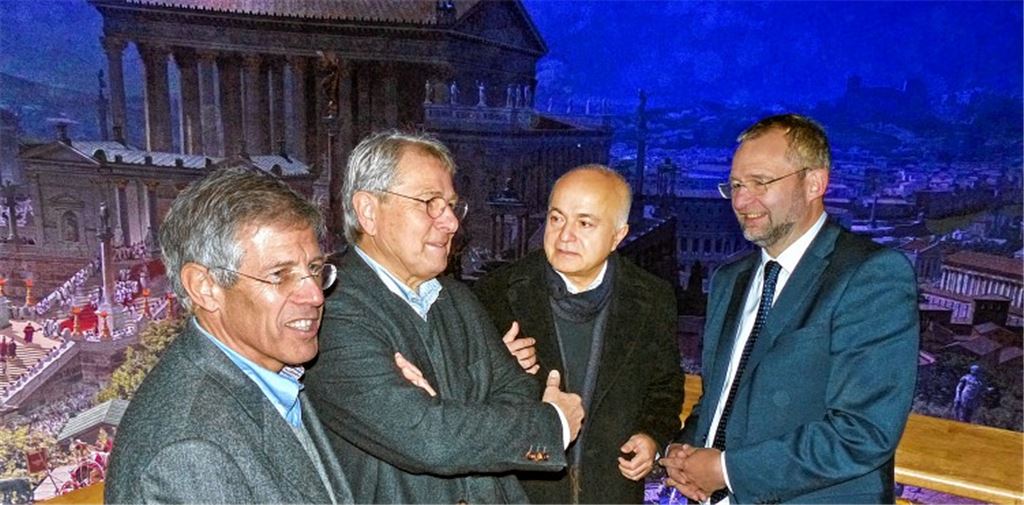 Plausch im nächtlichen Rom (v.li.): Andreas Kohm (Geschäftsführer Parkhotel), Wolfgang Scheidtweiler (Geschäftsführer Parkhotel), Künstler Yadegar Asisi und Oberbürgermeister Gert Hager.Foto: Roth