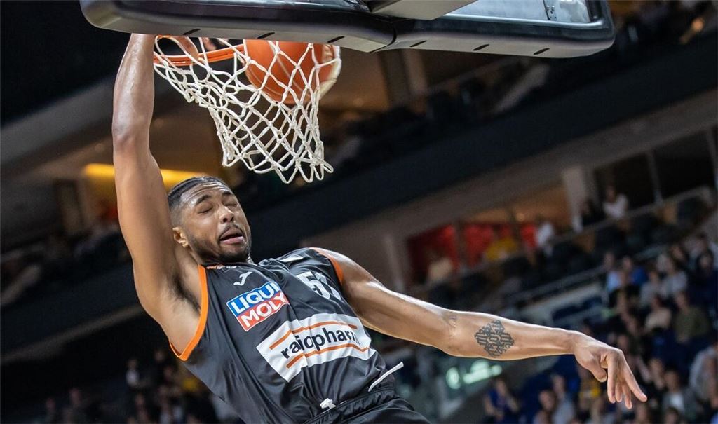 Plötzlich Favorit im Meisterschaftsrennen: Ulms Bruno Caboclo dunkt den Ball durch die Reuse.