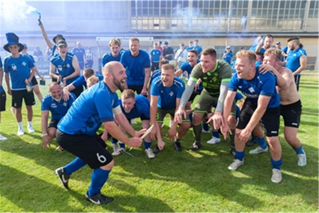 Plötzlich fällt der ganze Druck ab. Enzberg hat als Team im Aufstiegsspiel überzeugt und feiert seinen verdienten Erfolg mit den mitgereisten Fans. Fotos: Fotomoment