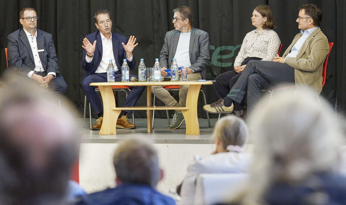 Podiumsdiskussion mit (v.li.) Benjamin Niesz, Bernhard Schumacher, Moderator Hans-Ulrich Wetzel, Johanna Wösle und Axel Detmer. Fotos: Tilo Keller (1), Stahlfeld