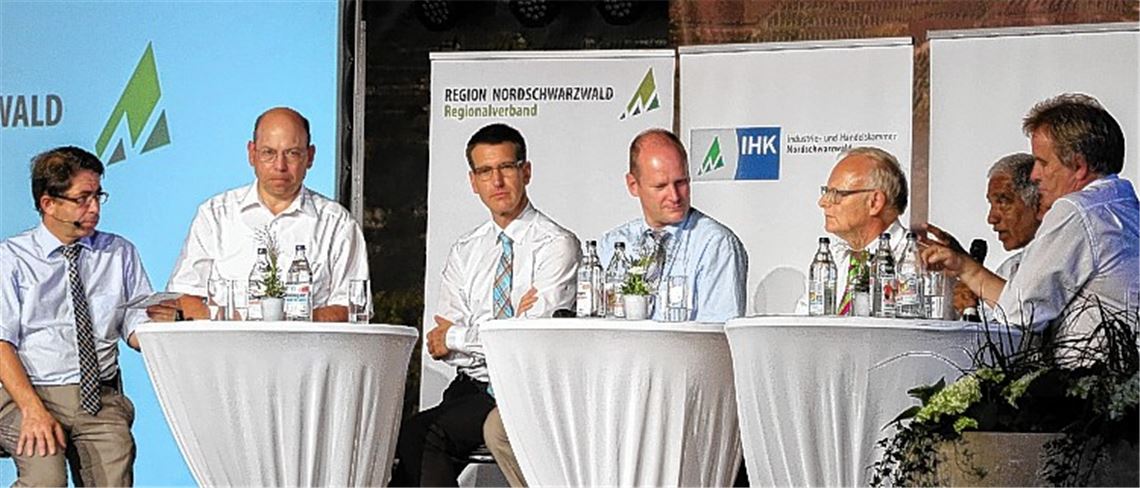 Podiumsdiskussion (v. re.): Umweltminister Franz Untersteller, Klimaexperte Professor Dr. Mojib Latif, Landrat Karl Röckinger, Dirk Büscher, Direktor des Regionalverbands Nordschwarzwald, IHK-Geschäftsführer Markus Wexel, Thomas Fritz, geschäftsführender Gesellschafter von der Ensinger Mineral- und Heilquellen GmbH, und Moderator Hans-Ulrich Wetzel. Foto: Hansen