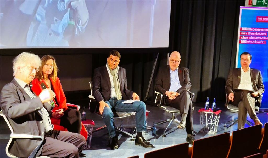 Podiumsgespräch beim Handwerkerforum: Über Wege hin zu einer besseren Nachwuchsgewinnung unterhalten sich (v.li.) Karlheinz Blankenbach, Martina Lehmann, Frank Herrmann, Peter Haas und Volker Schebesta. Foto: Jürgen Peche