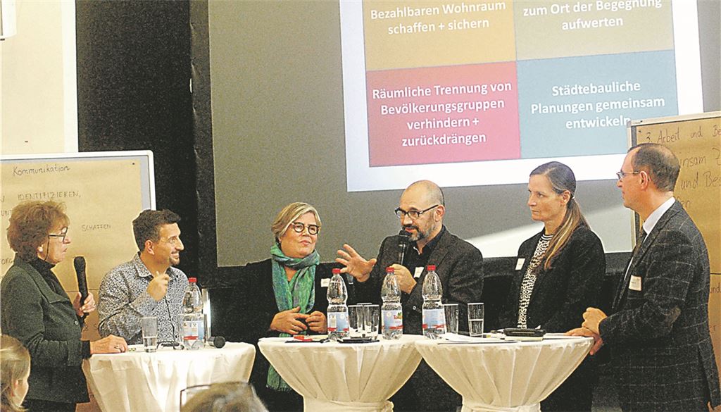 Podiumsgespräch über das Zusammenleben 2019 bei Mühlacker Konferenz mit Gudrun Kirchhoff (v. li.), Hasan Özer, Johanna Bächle, Armin Dauner, Isabel Hansen und Frank Schneider.Stahlfeld